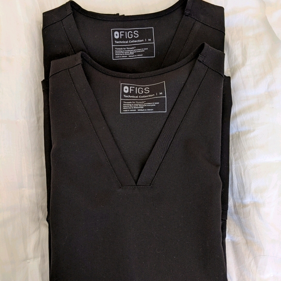 Figs scrubs top NWOT medium - Picture 5 of 6